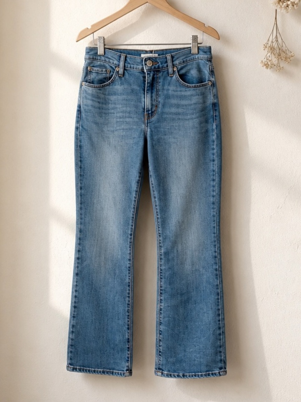 Levi’s women’s 8 Classic Bootcut Jeans Medium Wash Stretch Denim Women’s Blue